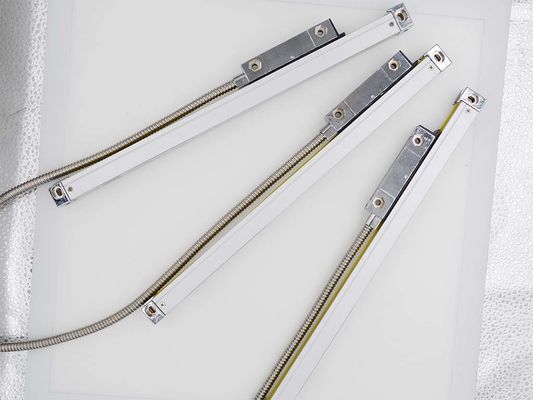 IP67 ประเภทการป้องกัน ออฟติก ลีเนียร์ เอ็นโคเดอร์ ความละเอียด 5μm ความละเอียดจอ เพิ่มขึ้นหรือสมบูรณ์